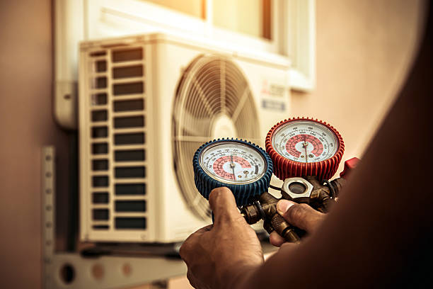 Professional Ac Installation technician working in Fellsmere, FL